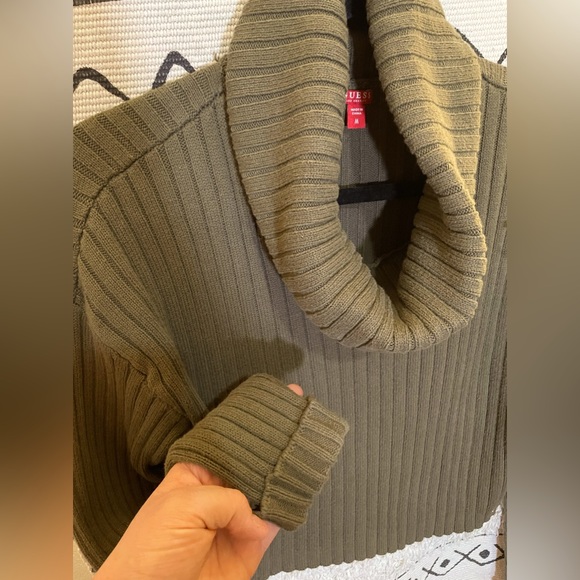 GUESS Cropped size medium turtleneck - Picture 2 of 4